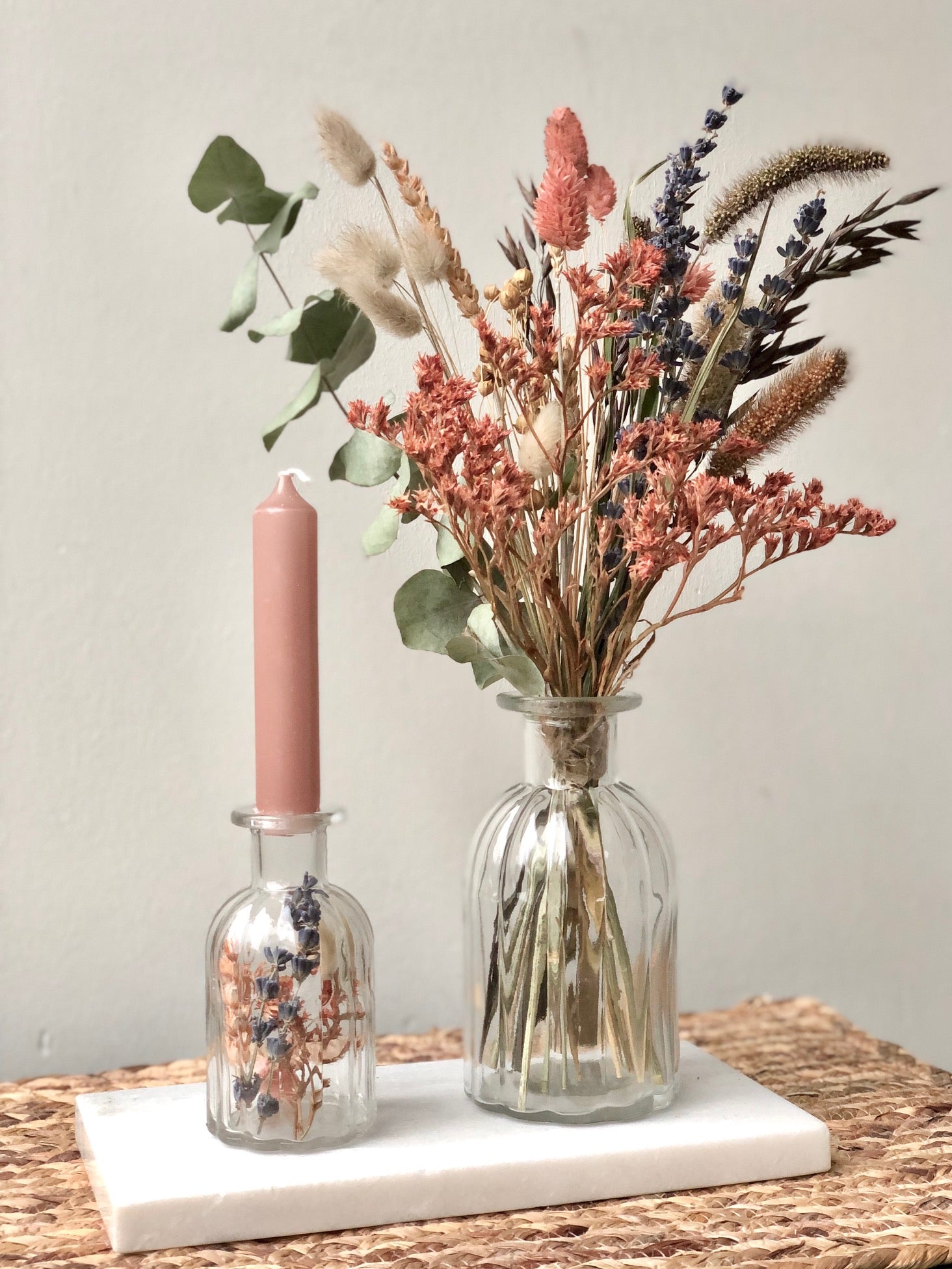 Droogbloemen boeket in vaas op tafel